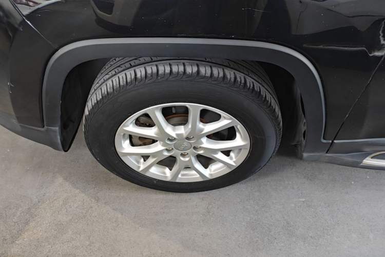 Used Jeep Cherokee 2017 2.0L Superior Edition Left Front Wheel Hub