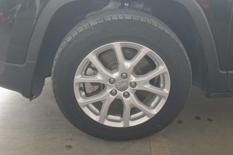 Used Jeep Cherokee 2017 2.0L Superior Edition Left Front Wheel Hub