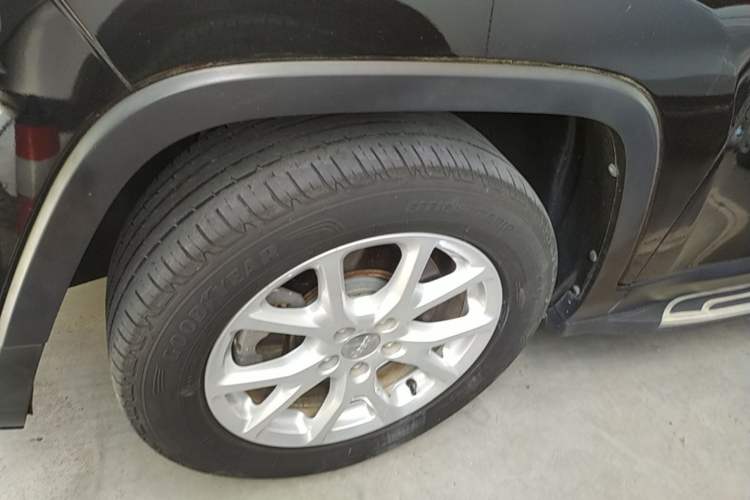 Used Jeep Cherokee 2017 2.0L Superior Edition Left Front Wheel Hub
