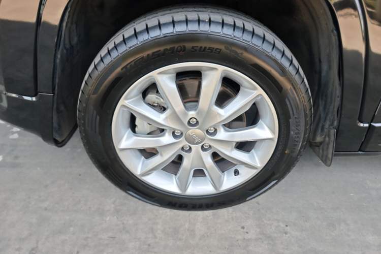Used Jeep Cherokee 2017 2.4L Excellence Edition Left Front Wheel Hub