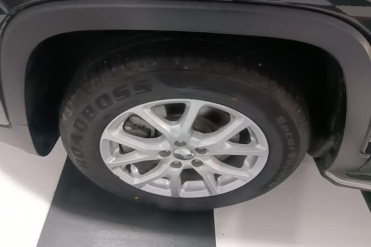 Used Jeep Cherokee 2017 2.0L Superior Edition Left Front Wheel Hub