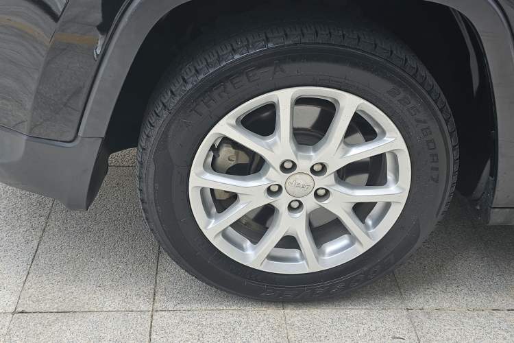 Used Jeep Cherokee 2017 2.0L Superior Edition Left Front Wheel Hub