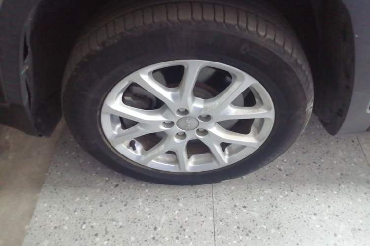 Used Jeep Cherokee 2017 2.0L Superior Edition Left Front Wheel Hub