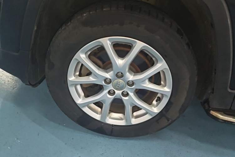 Used Jeep Cherokee 2017 2.4L Leading Smart Edition Left Front Wheel Hub
