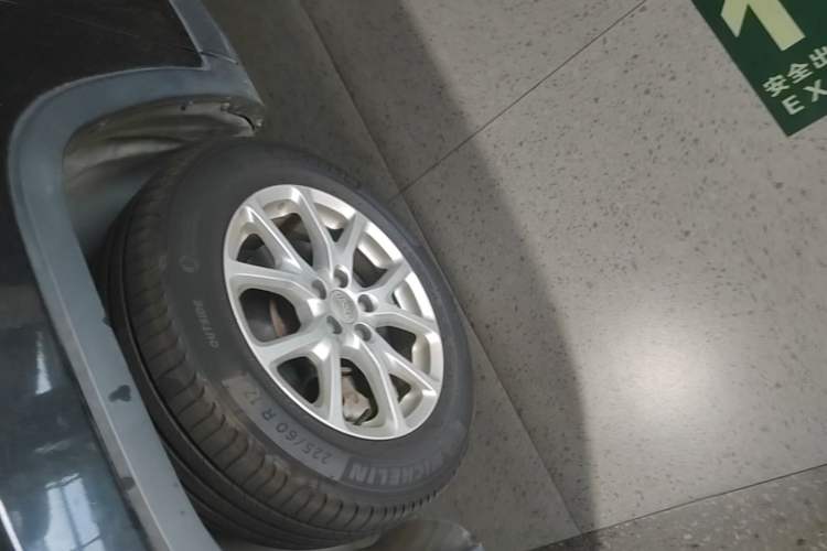 Used Jeep Cherokee 2017 2.0L Superior Edition Left Front Wheel Hub