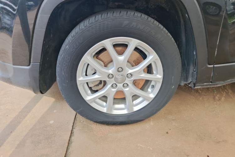 Used Jeep Cherokee 2017 2.4L Leading Smart Edition Left Front Wheel Hub