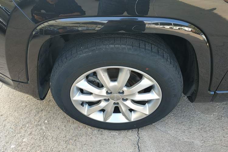 Used Jeep Cherokee 2017 2.4L Excellence Edition Left Front Wheel Hub