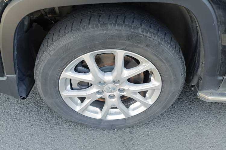 Used Jeep Cherokee 2017 2.0L Superior Edition Left Front Wheel Hub