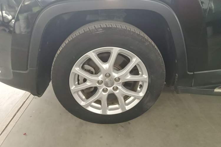 Used Jeep Cherokee 2017 2.0L Superior Edition Left Front Wheel Hub