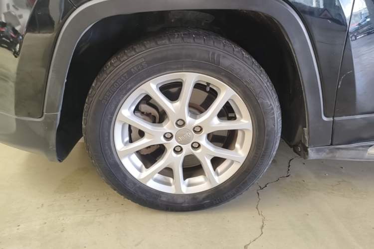 Used Jeep Cherokee 2017 2.0L Superior Edition Left Front Wheel Hub