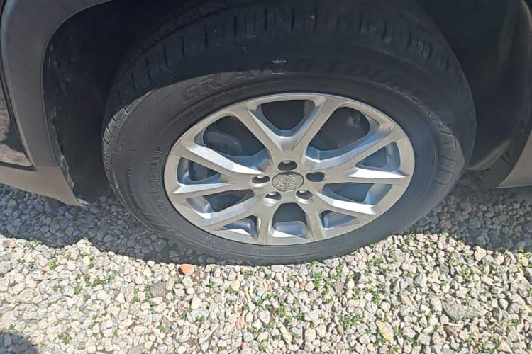 Used Jeep Cherokee 2017 2.0L Superior Edition Left Front Wheel Hub
