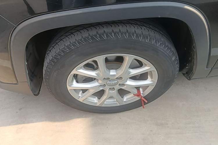 Used Jeep Cherokee 2017 2.0L Superior Edition Left Front Wheel Hub