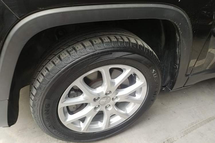Used Jeep Cherokee 2017 2.0L Superior Edition Left Front Wheel Hub