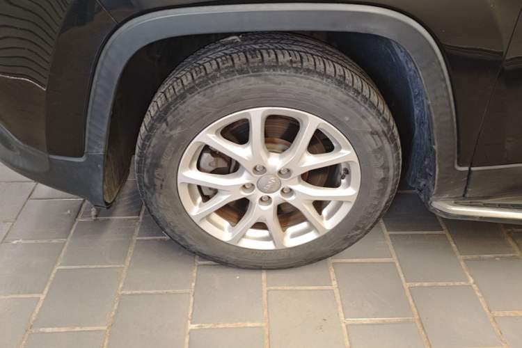Used Jeep Cherokee 2017 2.0L Superior Edition Left Front Wheel Hub