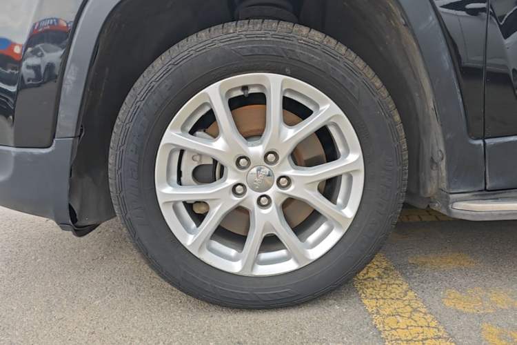 Used Jeep Cherokee 2017 2.4L Leading Smart Edition Left Front Wheel Hub