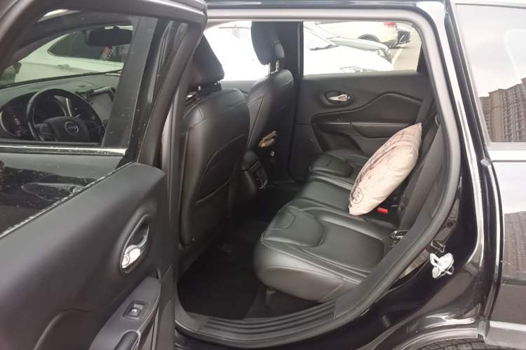 Used Jeep Cherokee 2017 2.0L Superior Edition Left Rear Seat