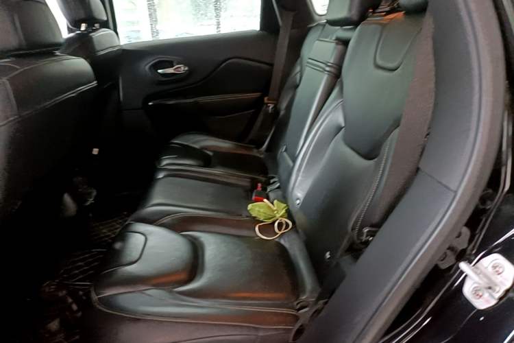 Used Jeep Cherokee 2017 2.4L Professional Edition Left Rear Seat