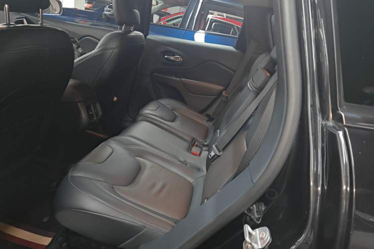Used Jeep Cherokee 2017 2.4L Professional Edition Left Rear Seat