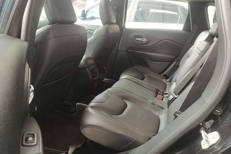 Used Jeep Cherokee 2017 2.0L Superior Edition Left Rear Seat
