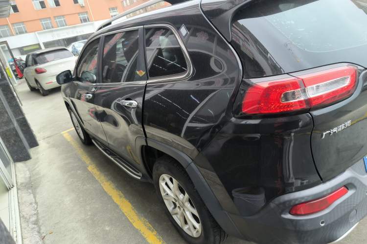 Used Jeep Cherokee 2017 2.0L Superior Edition Left Side