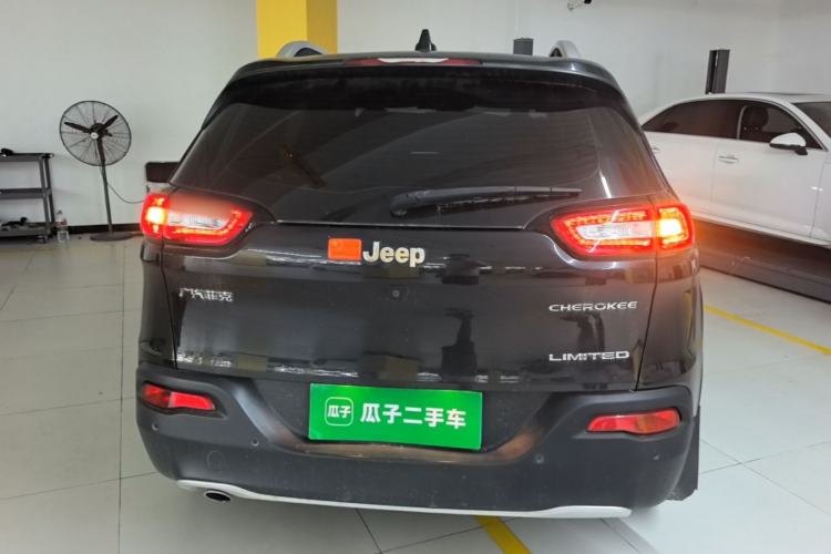 Used Jeep Cherokee 2017 2.0L Superior Edition Rear