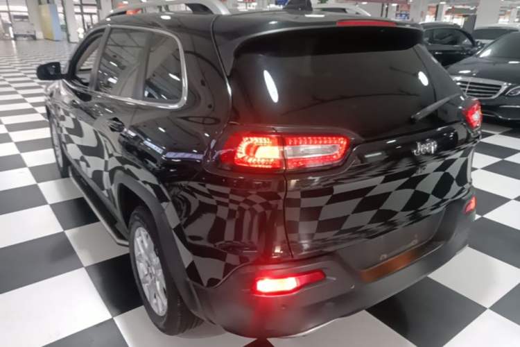 Used Jeep Cherokee 2017 2.0L Superior Edition Rear Left 45 Deg