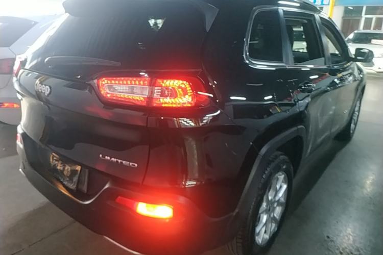 Used Jeep Cherokee 2017 2.0L Superior Edition Rear Right 45 Deg
