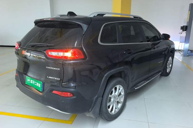 Used Jeep Cherokee 2017 2.0L Superior Edition Rear Right 45 Deg