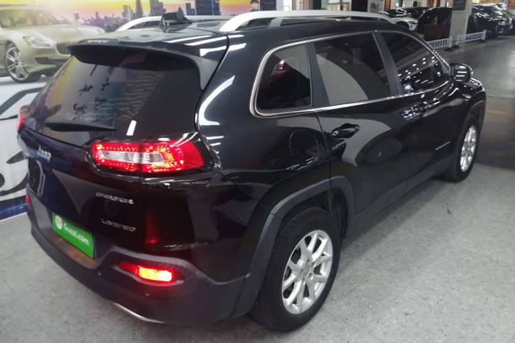 Used Jeep Cherokee 2017 2.0L Superior Edition Rear Right 45 Deg
