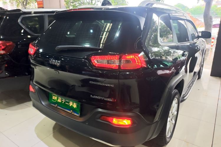 Used Jeep Cherokee 2017 2.0L Superior Edition Rear Right 45 Deg