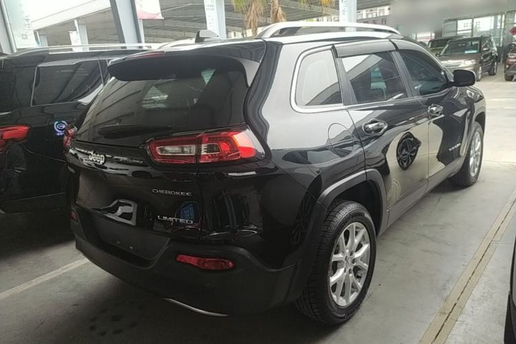 Used Jeep Cherokee 2017 2.0L Superior Edition Rear Right 45 Deg