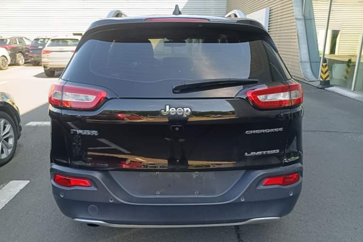 Used Jeep Cherokee 2017 2.0L Superior Edition Rear