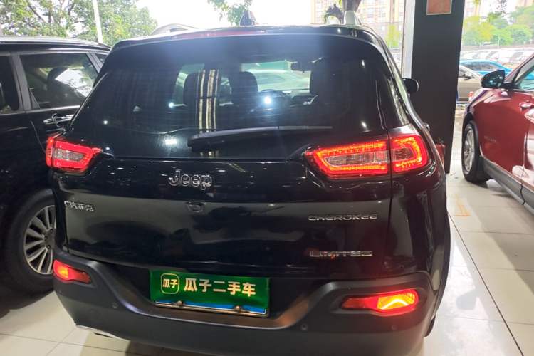 Used Jeep Cherokee 2017 2.0L Superior Edition Rear