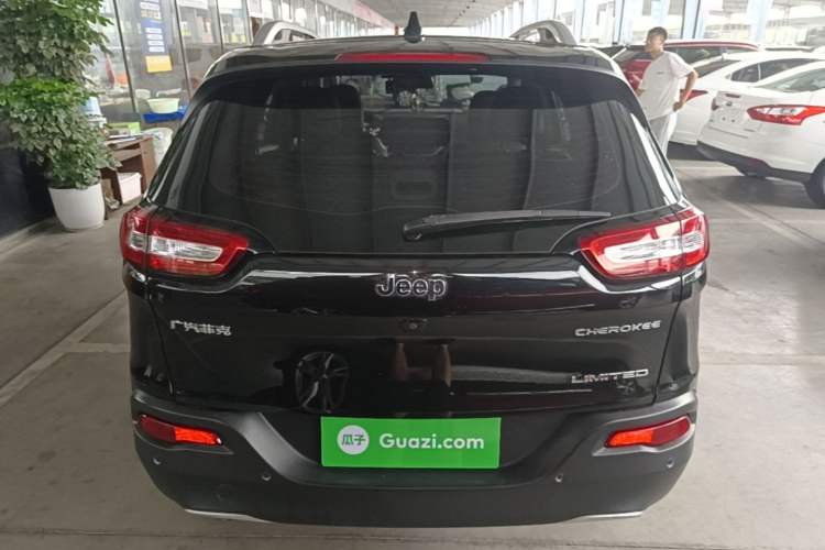 Used Jeep Cherokee 2017 2.0L Superior Edition Rear