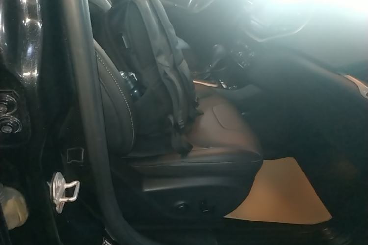 Used Jeep Cherokee 2017 2.0L Superior Edition Right Front Seat