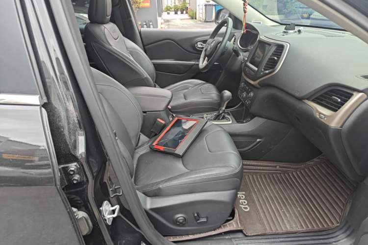 Used Jeep Cherokee 2017 2.4L Leading Smart Edition Right Front Seat