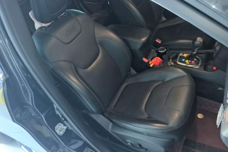 Used Jeep Cherokee 2017 2.0L Superior Edition Right Front Seat