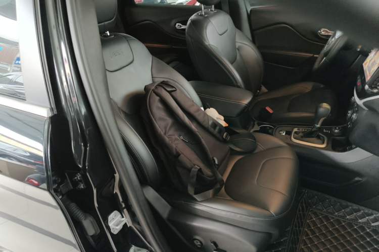 Used Jeep Cherokee 2017 2.4L Professional Edition Right Front Seat
