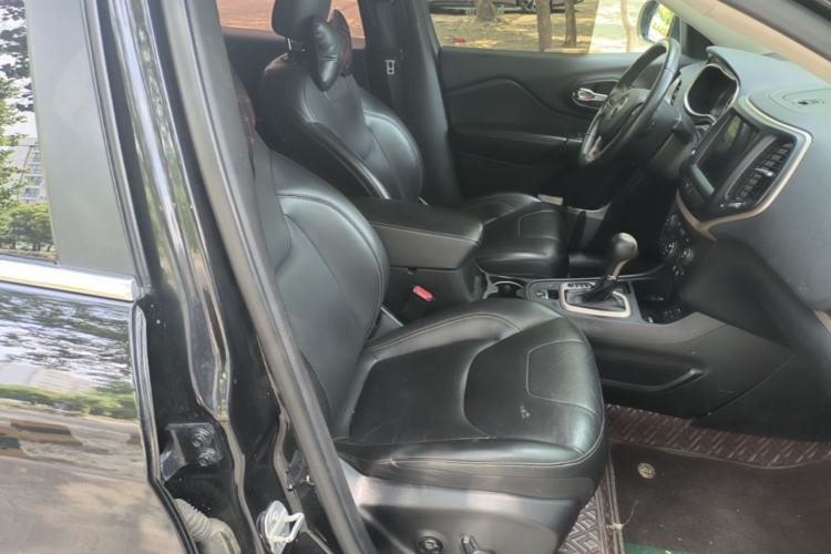 Used Jeep Cherokee 2017 2.4L Leading Smart Edition Right Front Seat