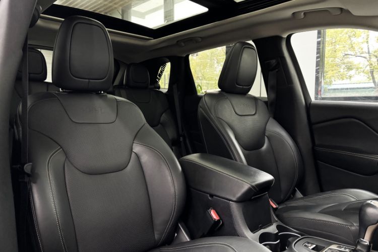 Used Jeep Cherokee 2017 2.4L Superior Edition Right Front Seat
