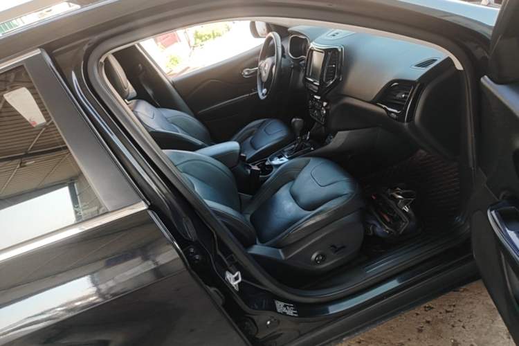 Used Jeep Cherokee 2017 2.0L Superior Edition Right Front Seat