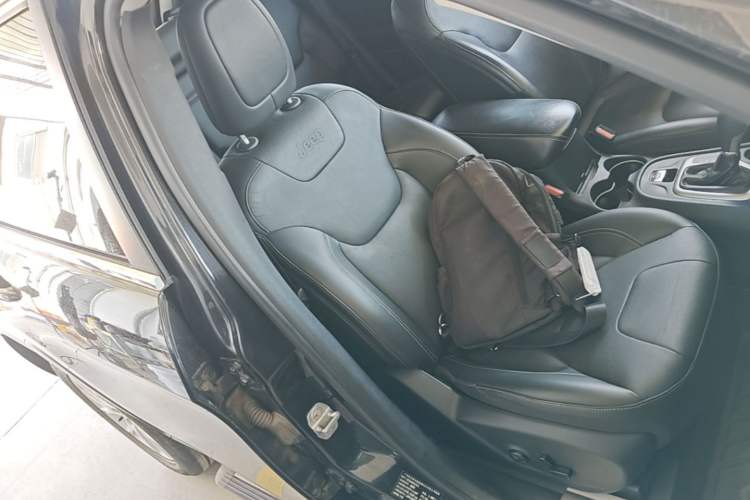 Used Jeep Cherokee 2017 2.0L Superior Edition Right Front Seat