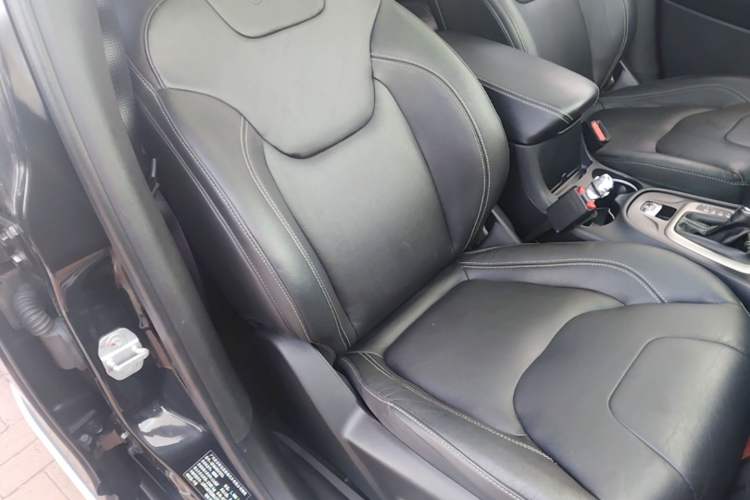 Used Jeep Cherokee 2017 2.0L Superior Edition Right Front Seat