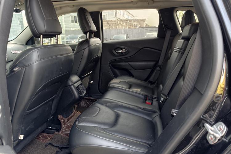 Used Jeep Cherokee 2017 2.4L Leading Edition Right Front Seat
