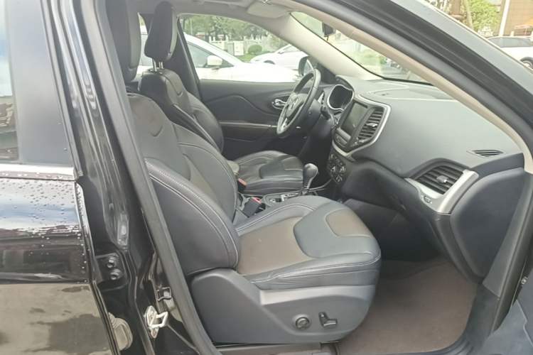 Used Jeep Cherokee 2017 2.0L Superior Edition Right Front Seat