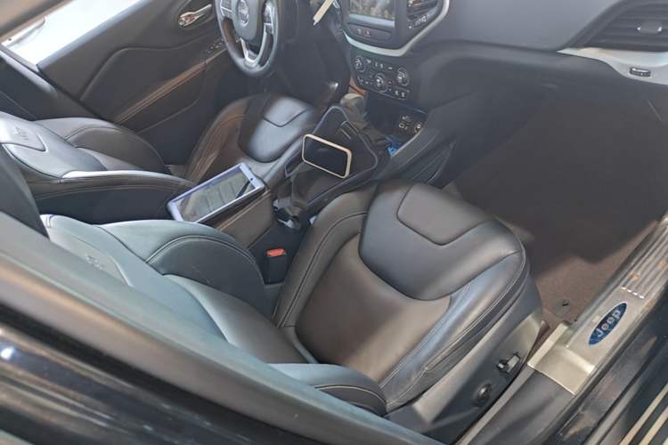 Used Jeep Cherokee 2017 2.0L Superior Edition Right Front Seat