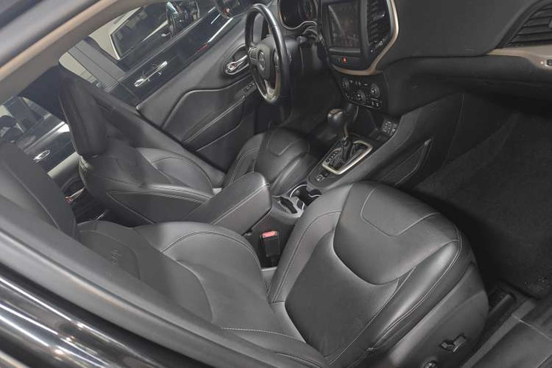 Used Jeep Cherokee 2017 2.0L Superior Edition Right Front Seat