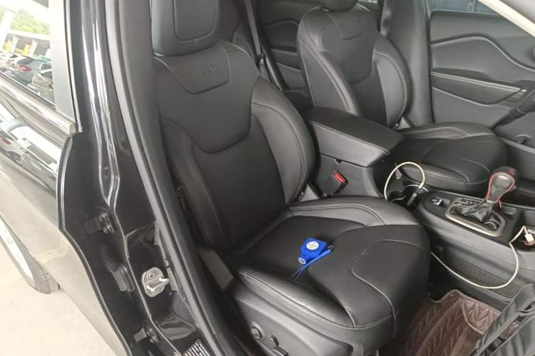 Used Jeep Cherokee 2017 2.0L Superior Edition Right Front Seat