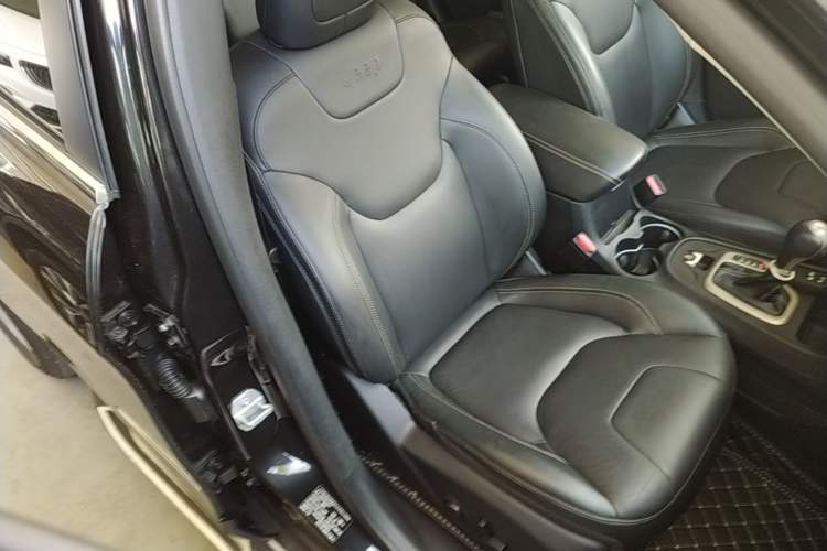 Used Jeep Cherokee 2017 2.0L Superior Edition Right Front Seat