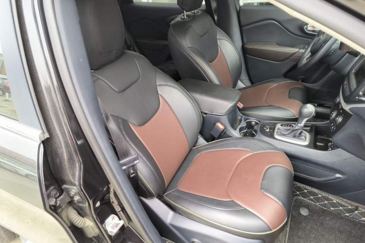 Used Jeep Cherokee 2017 2.0L Superior Edition Right Front Seat